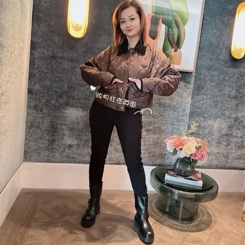 프라다 삼각 로고 퀼팅 카라 여성용 쇼트 패딩 상세 이미지 18