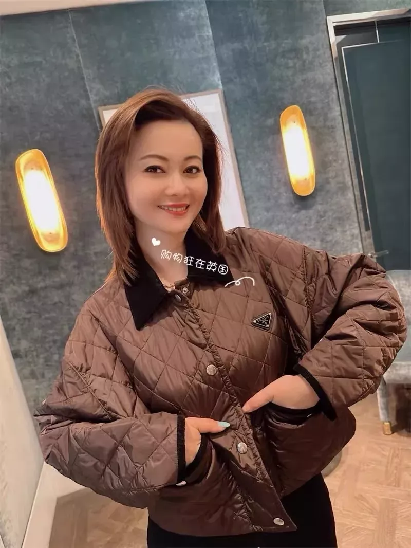 프라다 삼각 로고 퀼팅 카라 여성용 쇼트 패딩 상세 이미지 21