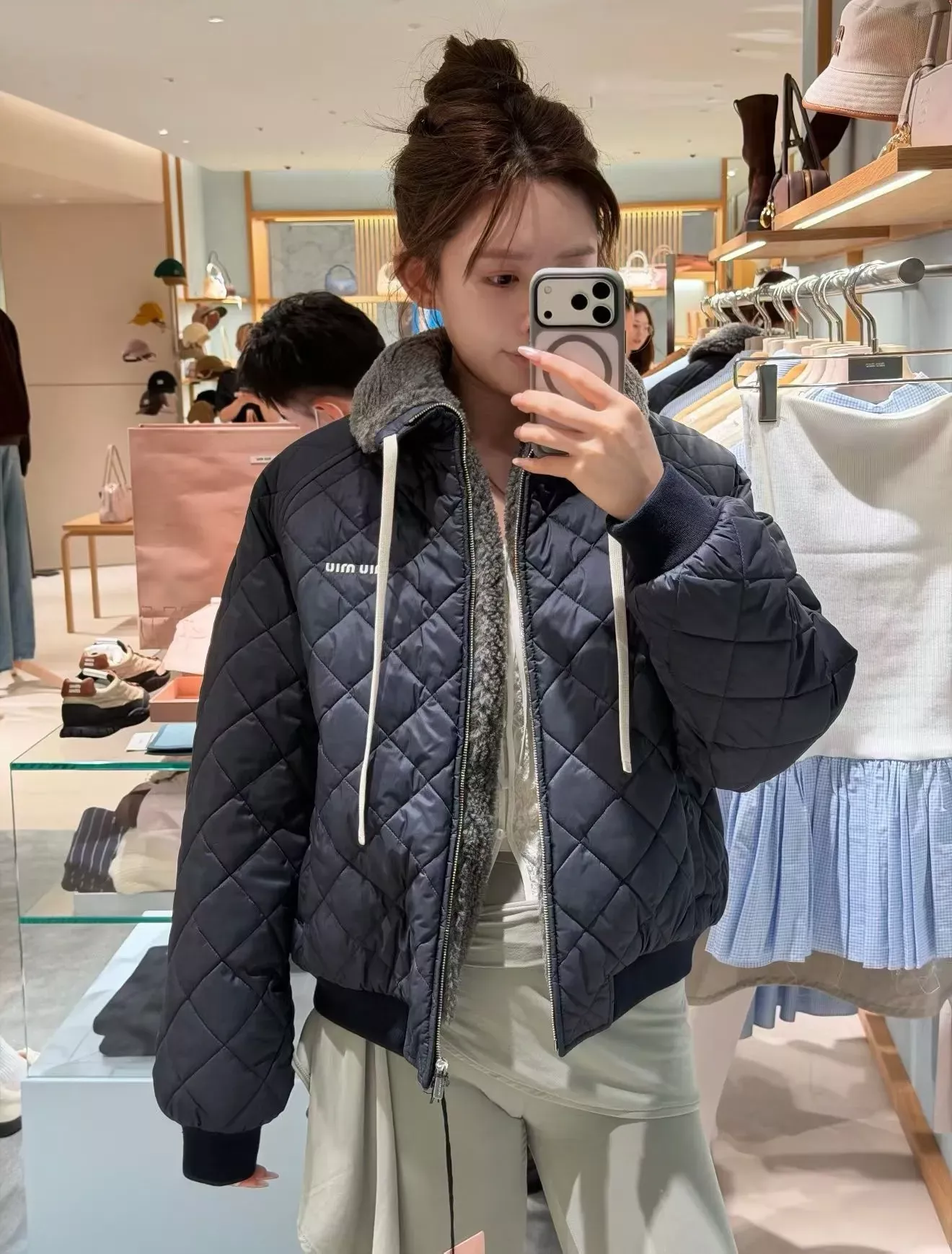 미우미우 다이아 패턴 배색 쇼트 패딩 상세 이미지 11