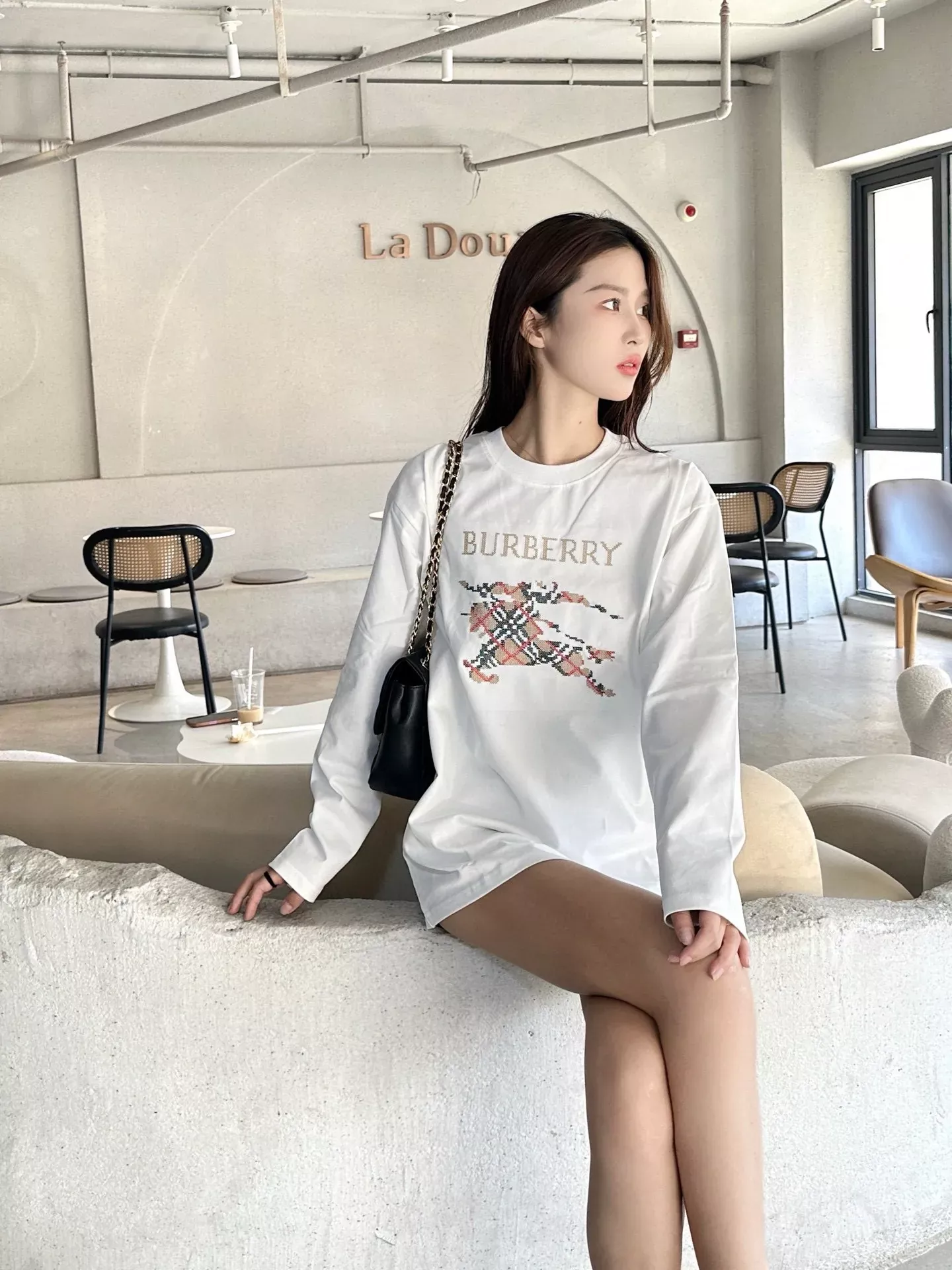 버버리 체크 자수 남녀공용 긴소매 티셔츠 상세 이미지 11