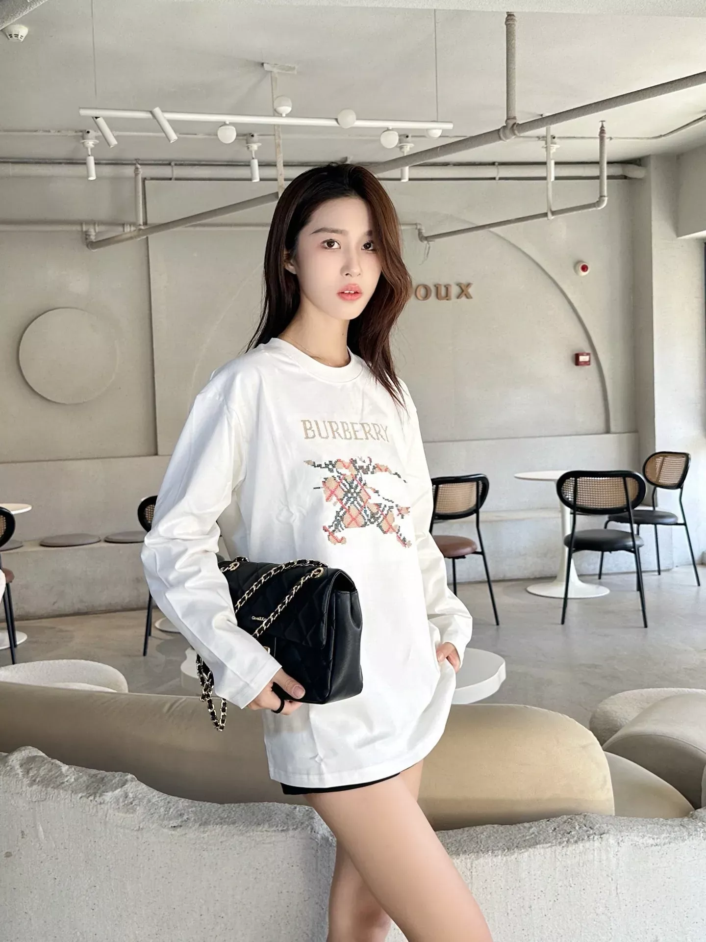 버버리 체크 자수 남녀공용 긴소매 티셔츠 상세 이미지 12