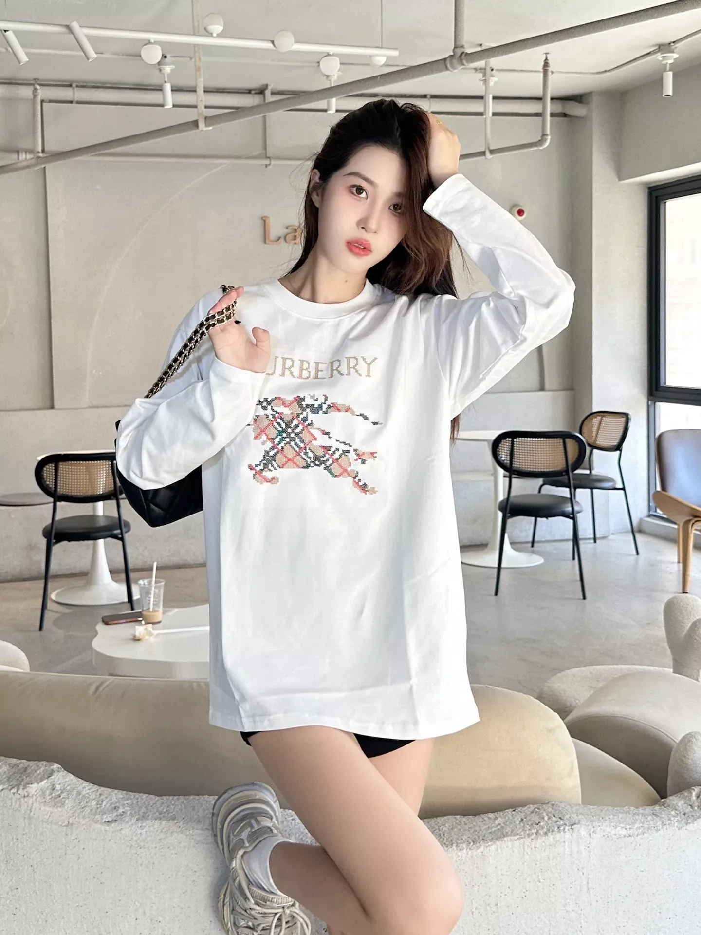 버버리 체크 자수 남녀공용 긴소매 티셔츠 상세 이미지 13