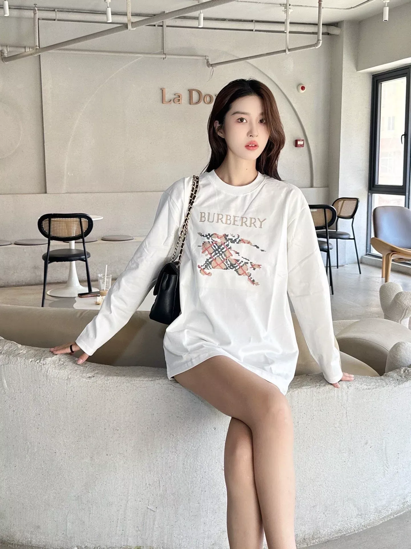 버버리 체크 자수 남녀공용 긴소매 티셔츠 상세 이미지 15