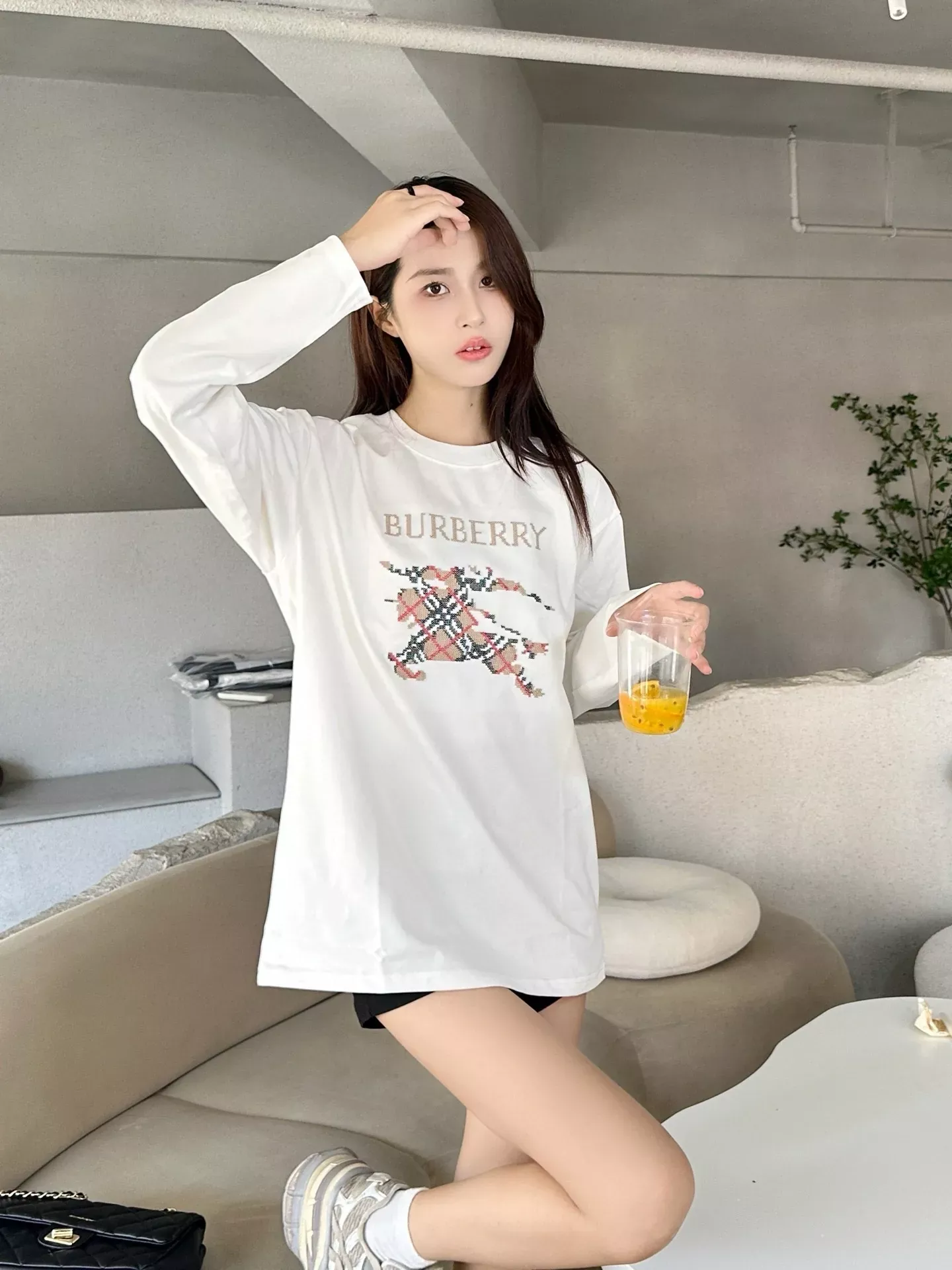 버버리 체크 자수 남녀공용 긴소매 티셔츠 상세 이미지 16