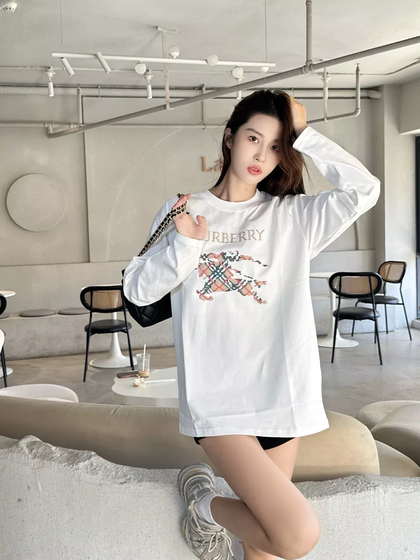 버버리 체크 자수 남녀공용 긴소매 티셔츠 상세 이미지 17