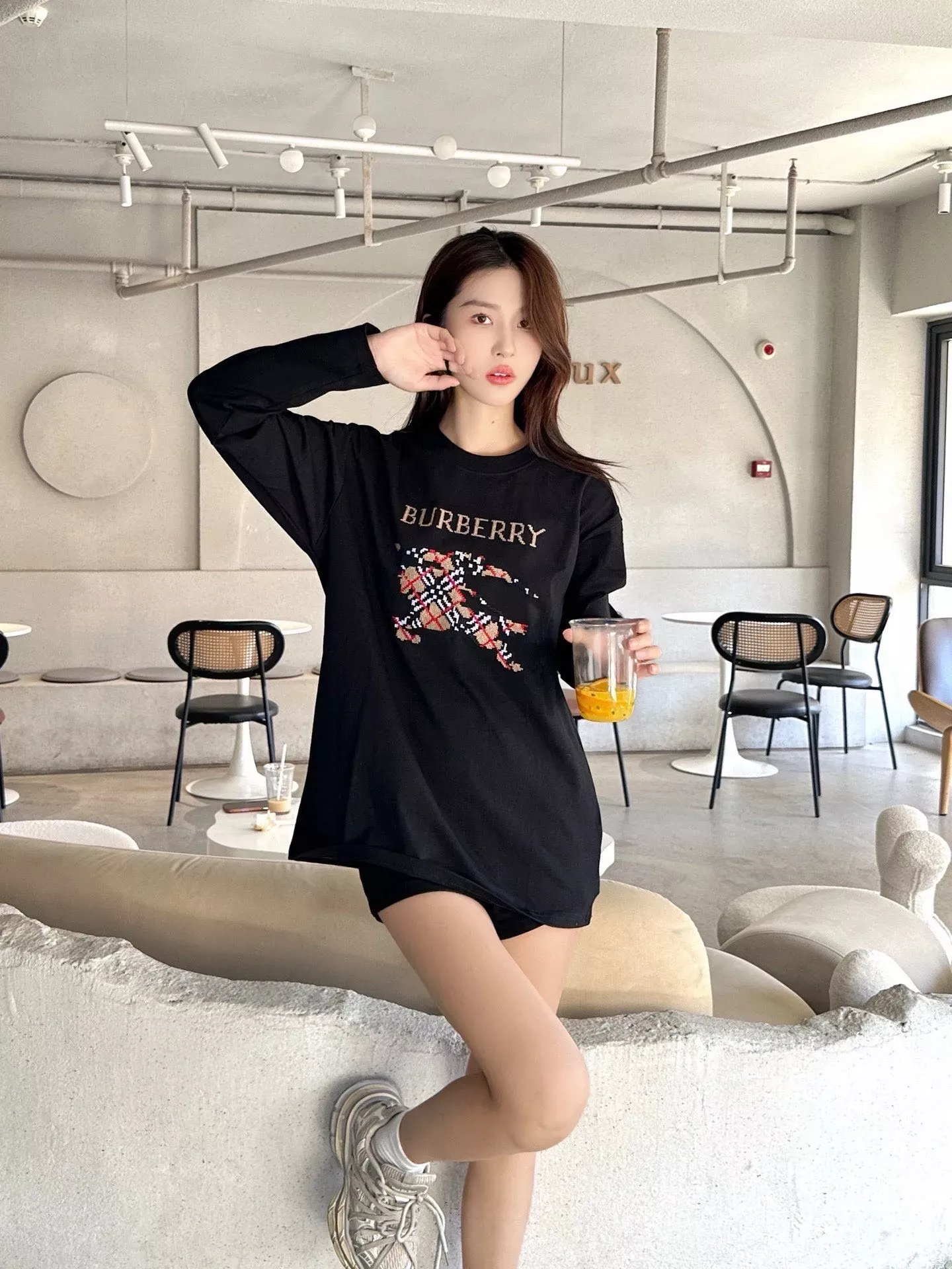 버버리 체크 자수 남녀공용 긴소매 티셔츠 상세 이미지 12