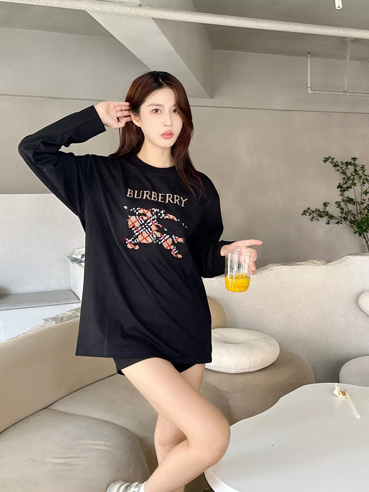 버버리 체크 자수 남녀공용 긴소매 티셔츠 상세 이미지 17