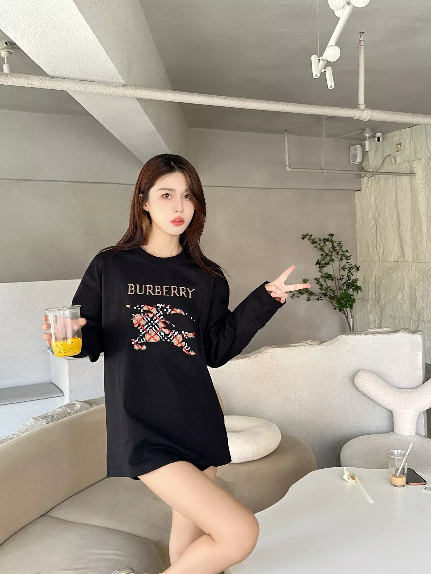 버버리 체크 자수 남녀공용 긴소매 티셔츠 상세 이미지 18