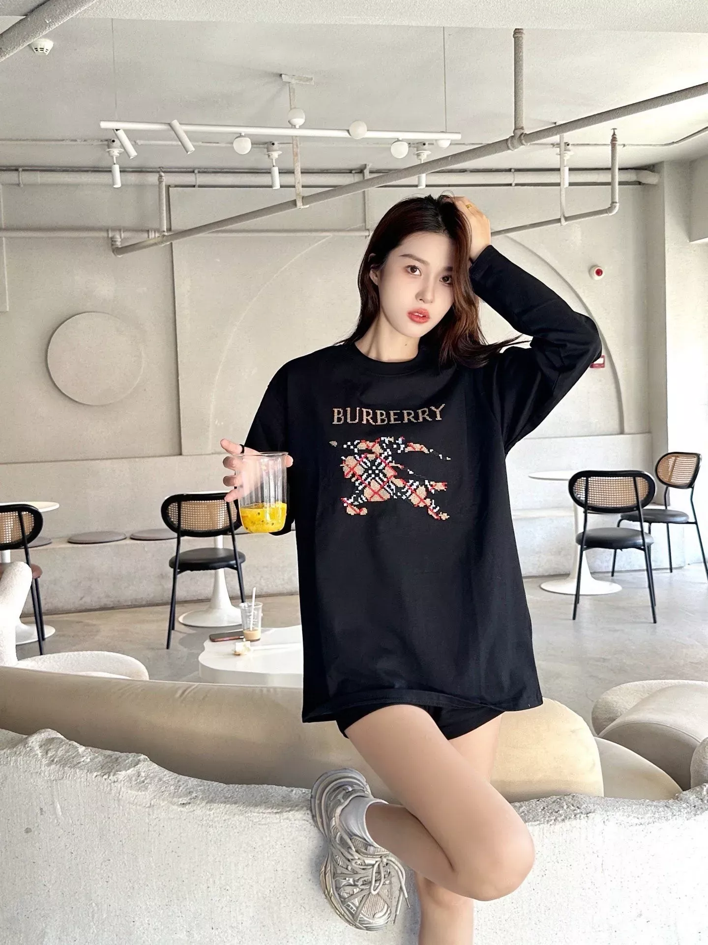 버버리 체크 자수 남녀공용 긴소매 티셔츠 상세 이미지 19