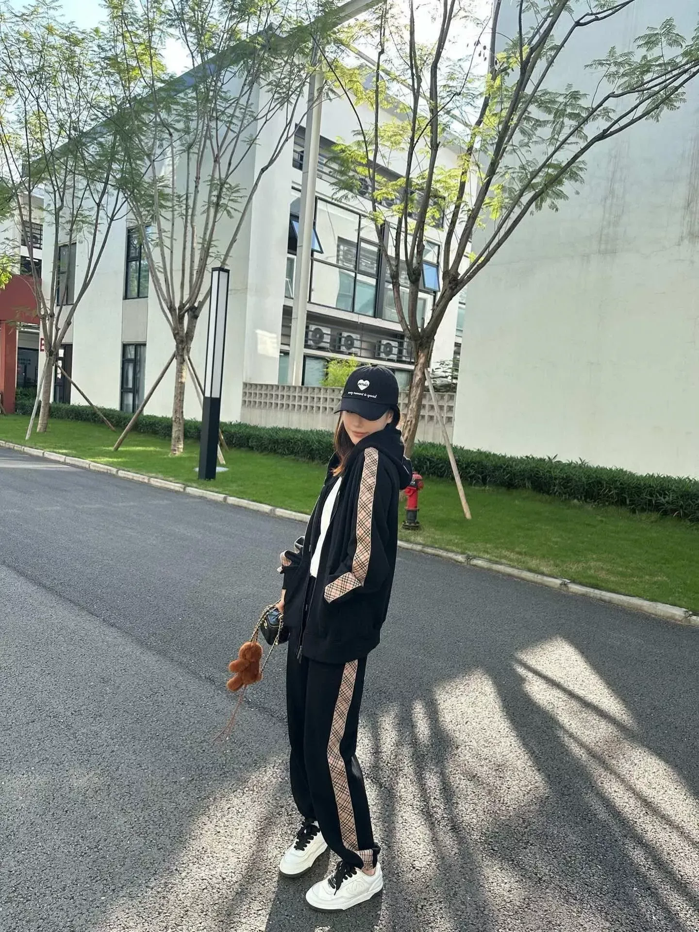 버버리 자수 체크 테이프 남녀공용 트레이닝 팬츠 상세 이미지 14