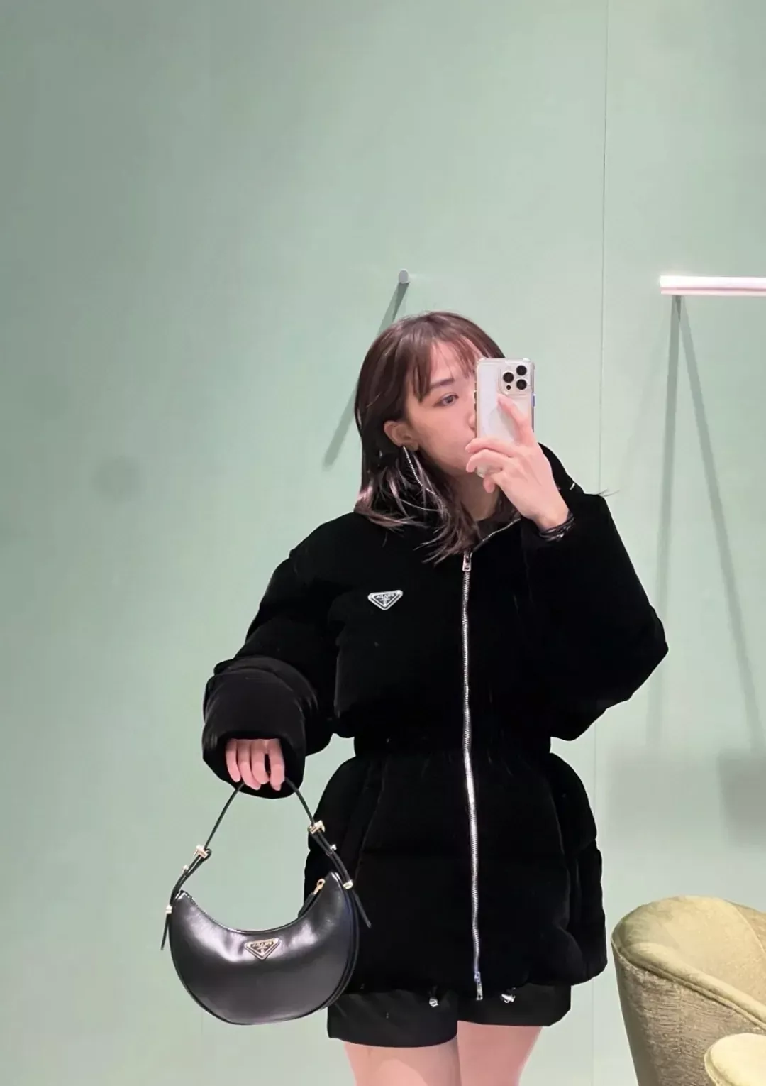 프라다 삼각 로고 벨벳 여성용 미들 패딩 상세 이미지 16