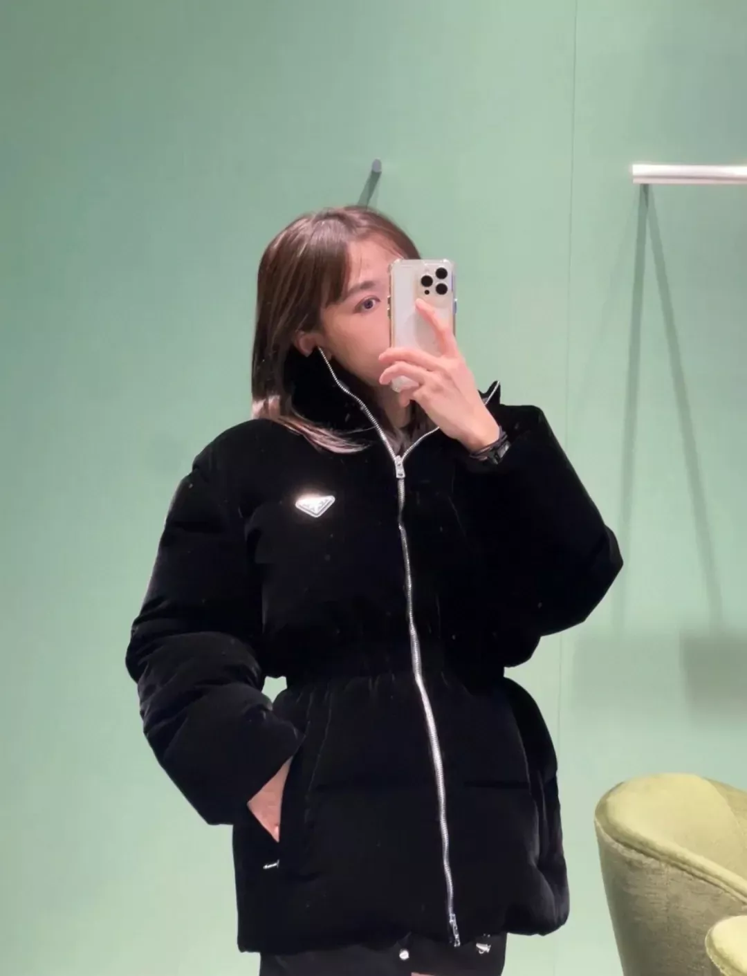 프라다 삼각 로고 벨벳 여성용 미들 패딩 상세 이미지 18