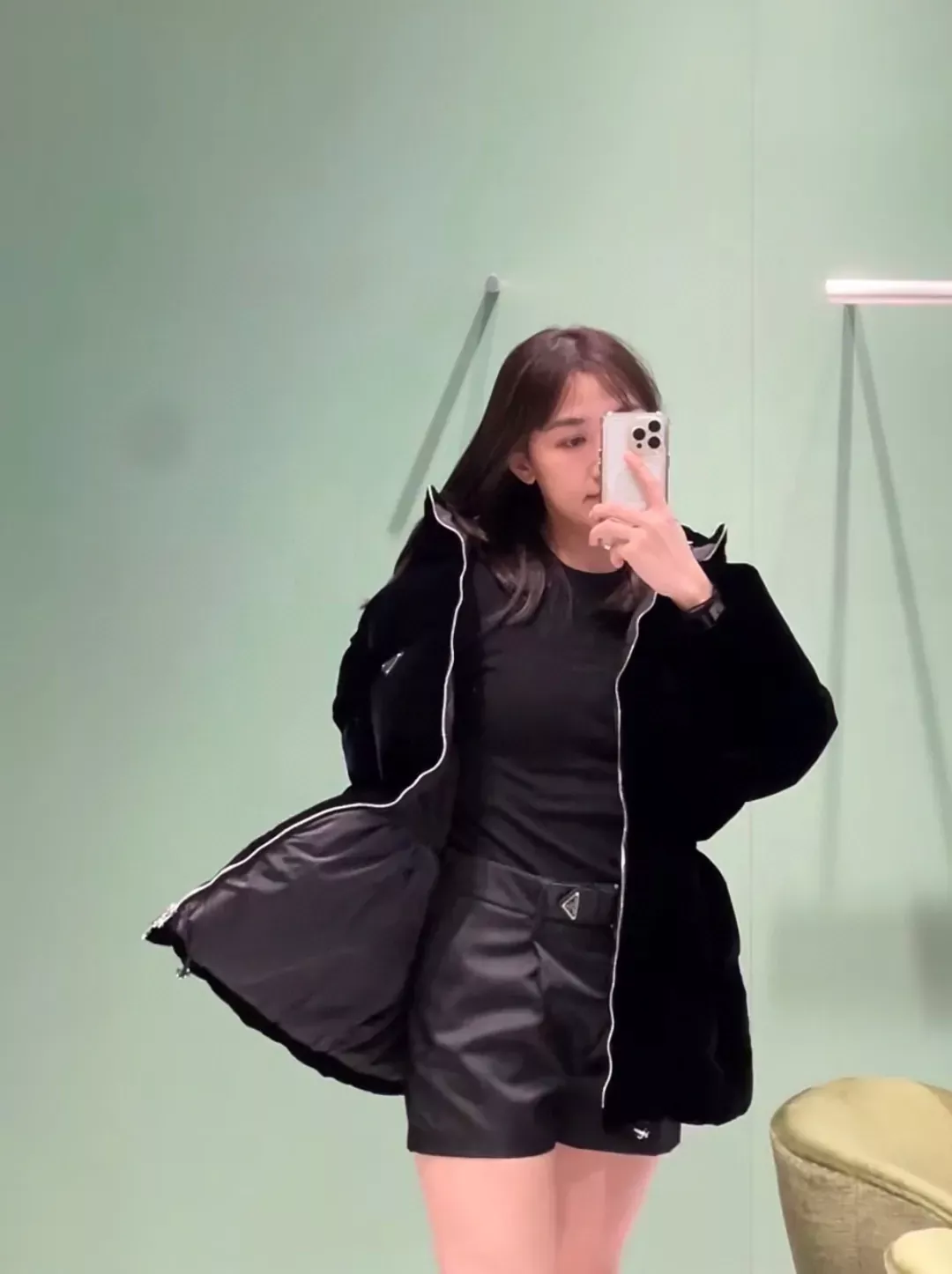 프라다 삼각 로고 벨벳 여성용 미들 패딩 상세 이미지 19