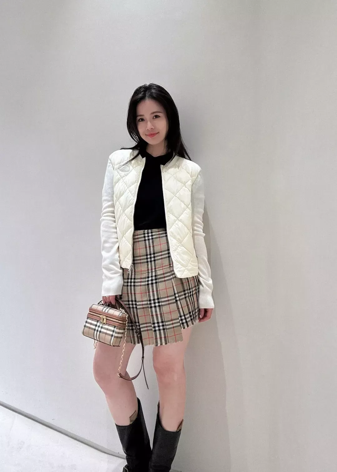 버버리 다이아 퀼팅 니트 배색 여성용 쇼트 패딩 상세 이미지 20
