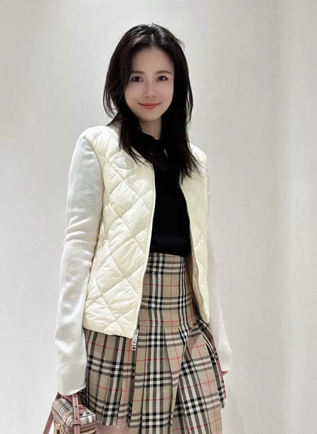 버버리 다이아 퀼팅 니트 배색 여성용 쇼트 패딩 상세 이미지 23