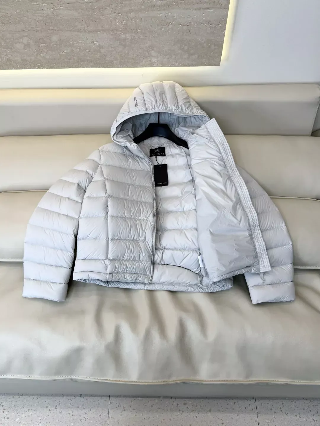 아크테릭스 후드 구스다운 여성용 쇼트 패딩 상세 이미지 5