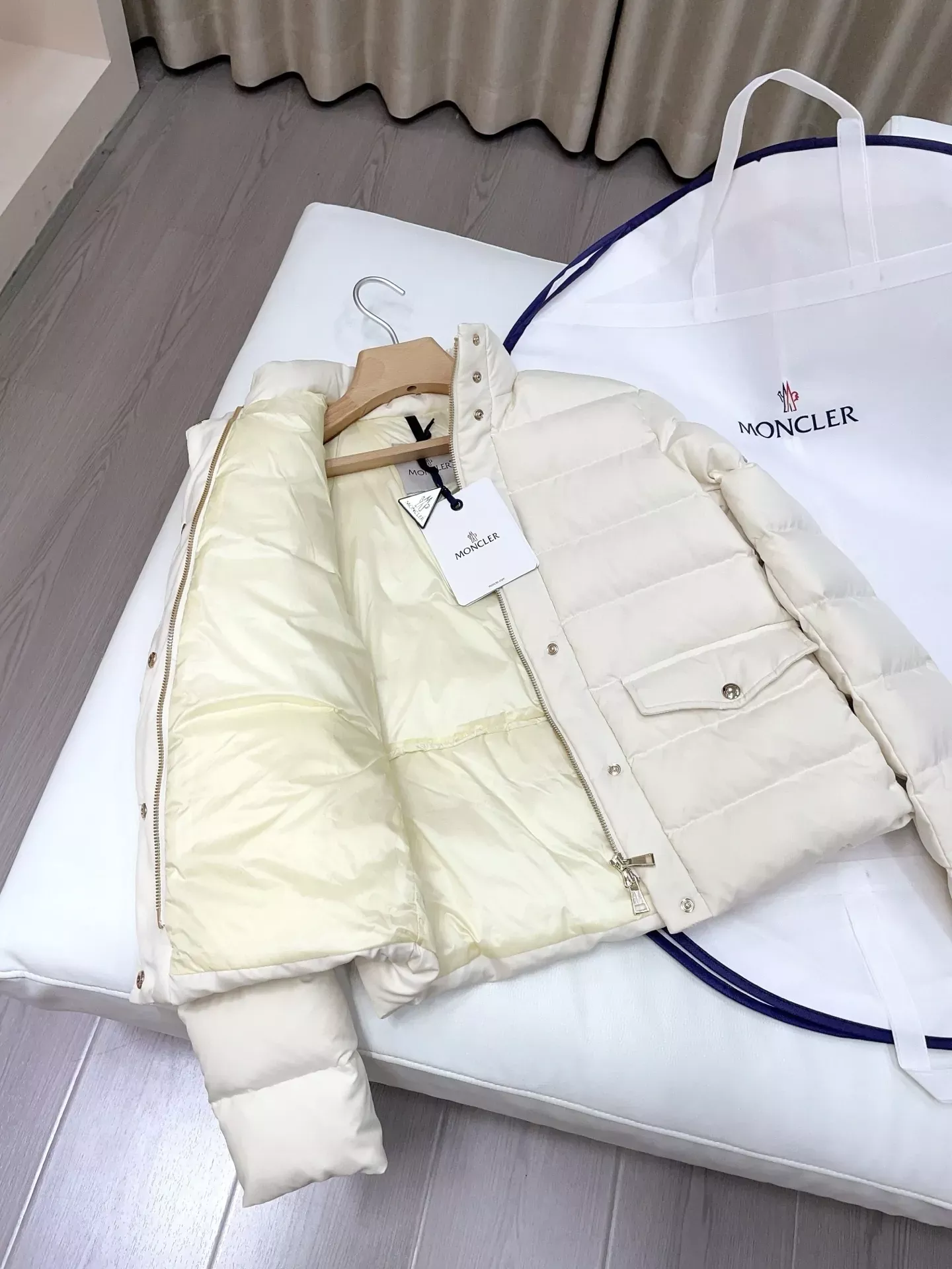 몽클레어 스탠드카라 슬림핏 여성용 쇼트 패딩 상세 이미지 32
