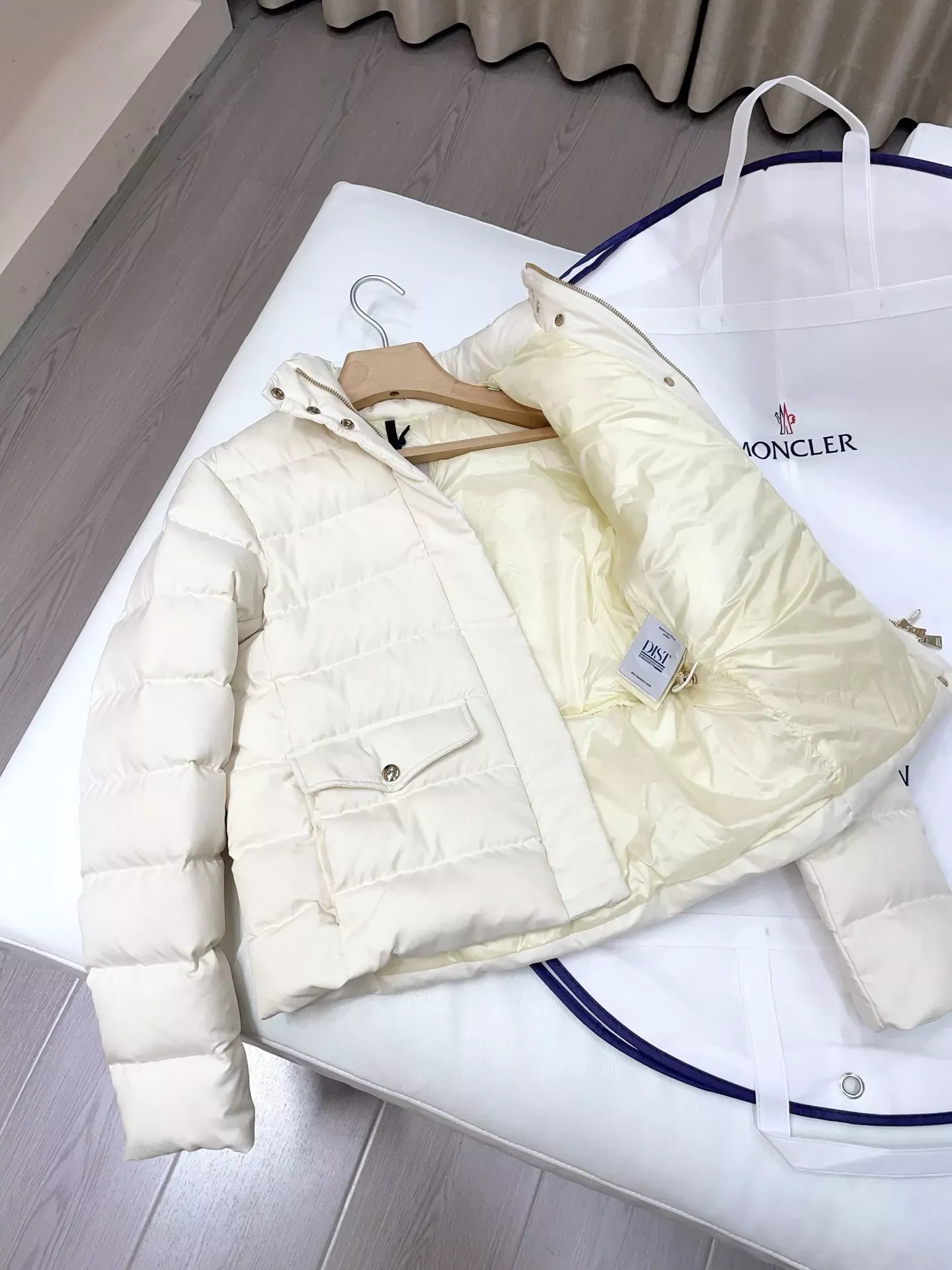 몽클레어 스탠드카라 슬림핏 여성용 쇼트 패딩 상세 이미지 33