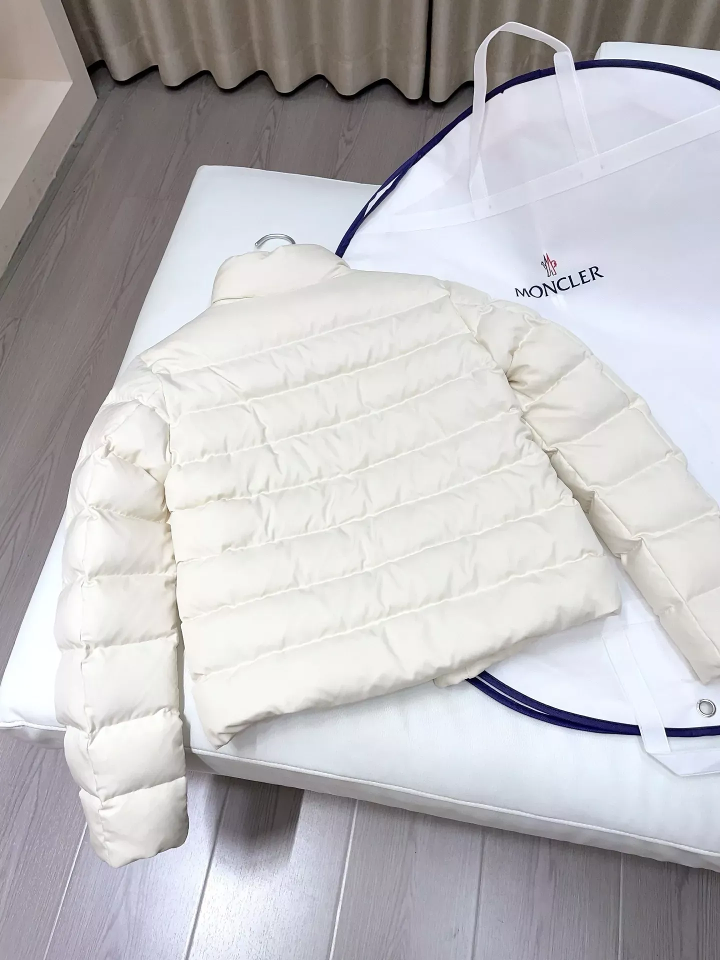 몽클레어 스탠드카라 슬림핏 여성용 쇼트 패딩 상세 이미지 35