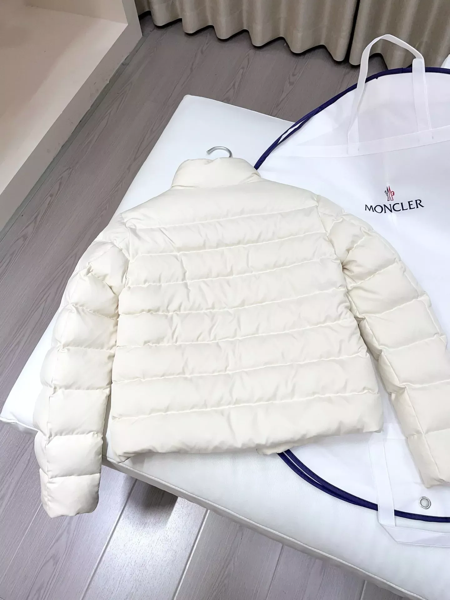 몽클레어 스탠드카라 슬림핏 여성용 쇼트 패딩 상세 이미지 36