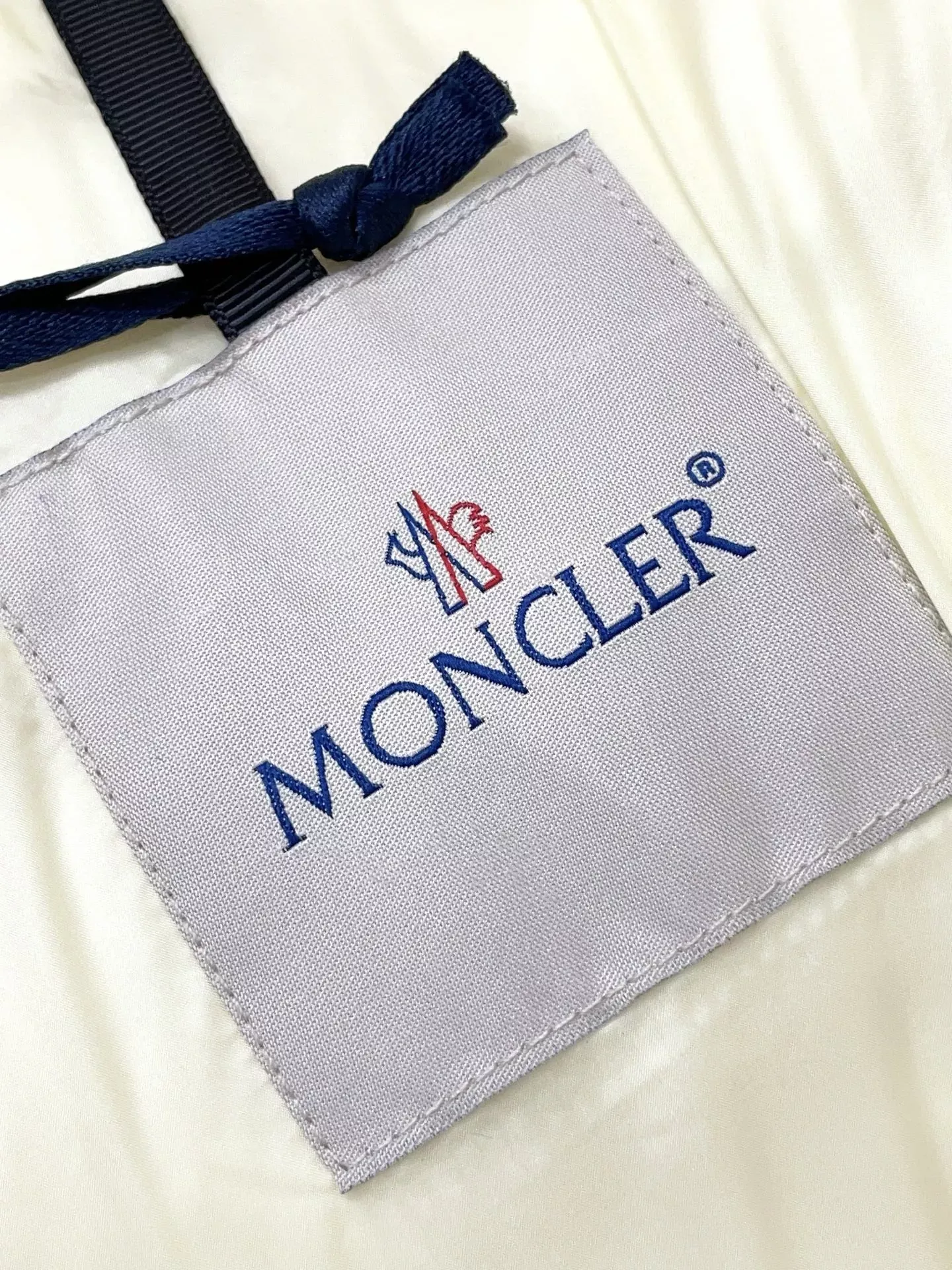몽클레어 스탠드카라 슬림핏 여성용 쇼트 패딩 상세 이미지 46