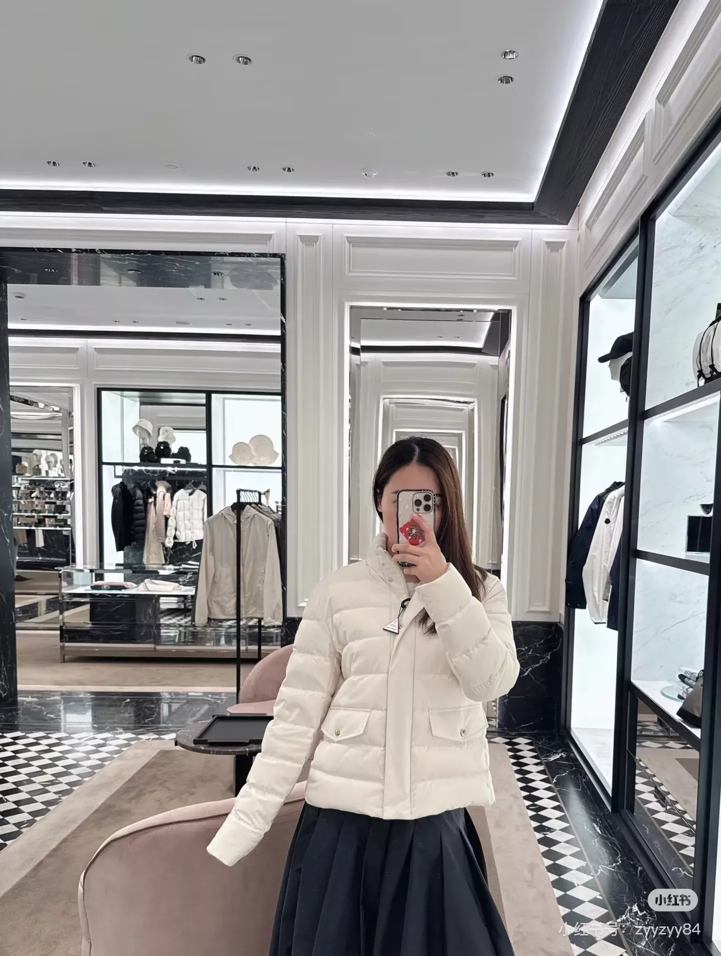 몽클레어 스탠드카라 슬림핏 여성용 쇼트 패딩 상세 이미지 54