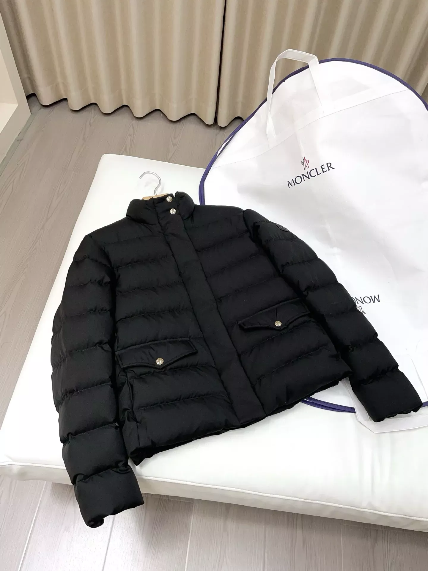 몽클레어 스탠드카라 슬림핏 여성용 쇼트 패딩 상세 이미지 69