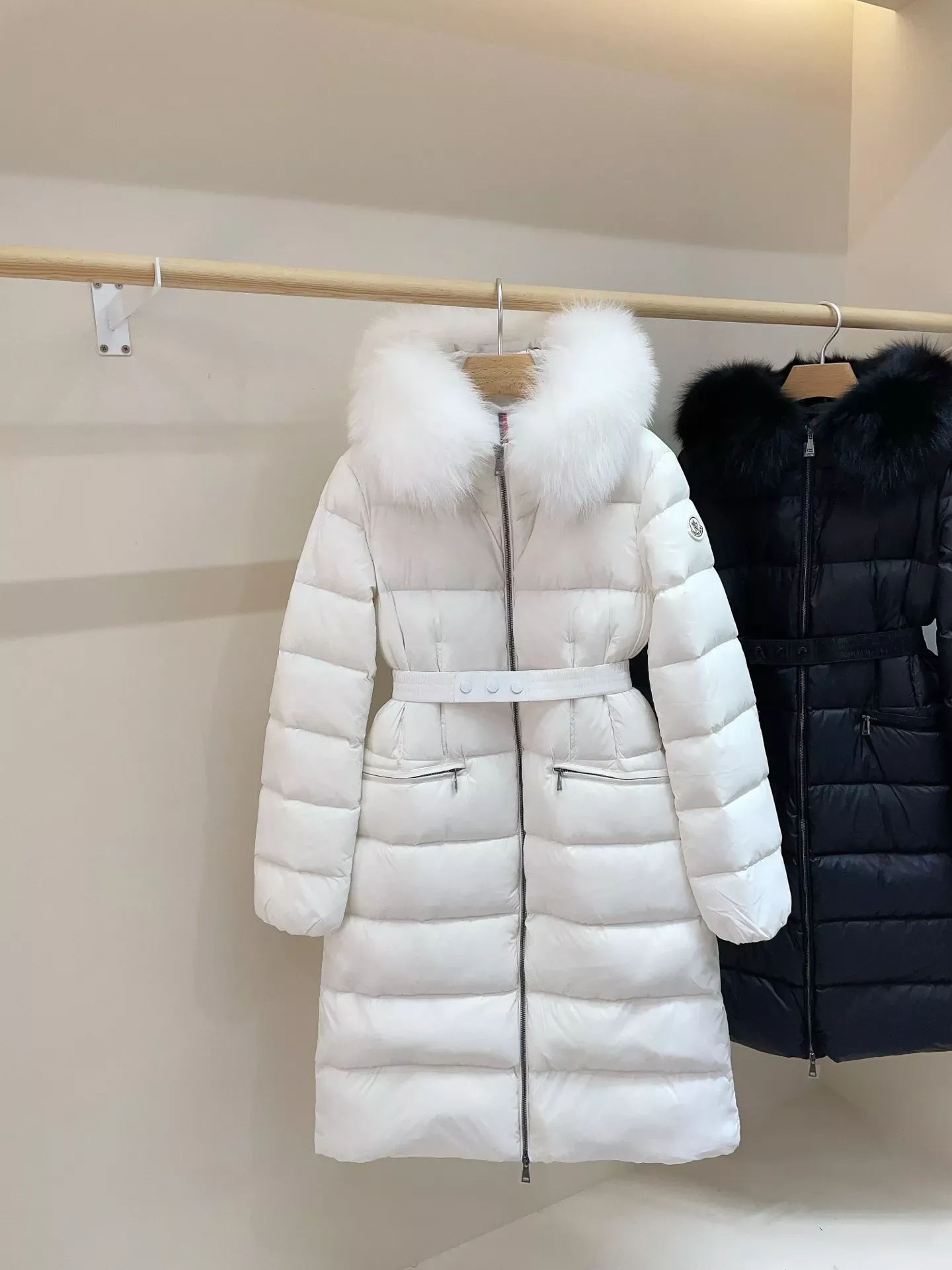 몽클레어 폭스 퍼 후드 벨트 여성용 롱 패딩 상세 이미지 1