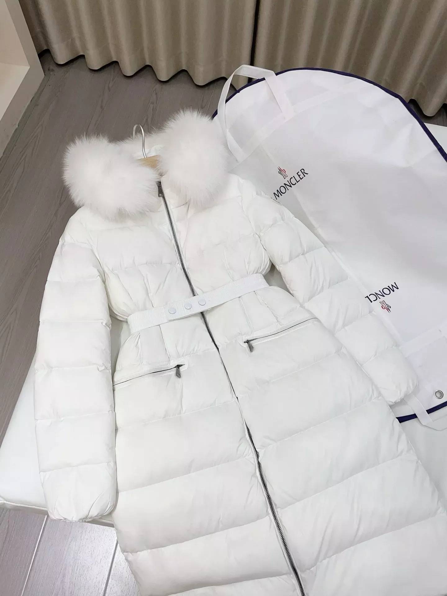 몽클레어 폭스 퍼 후드 벨트 여성용 롱 패딩 상세 이미지 21