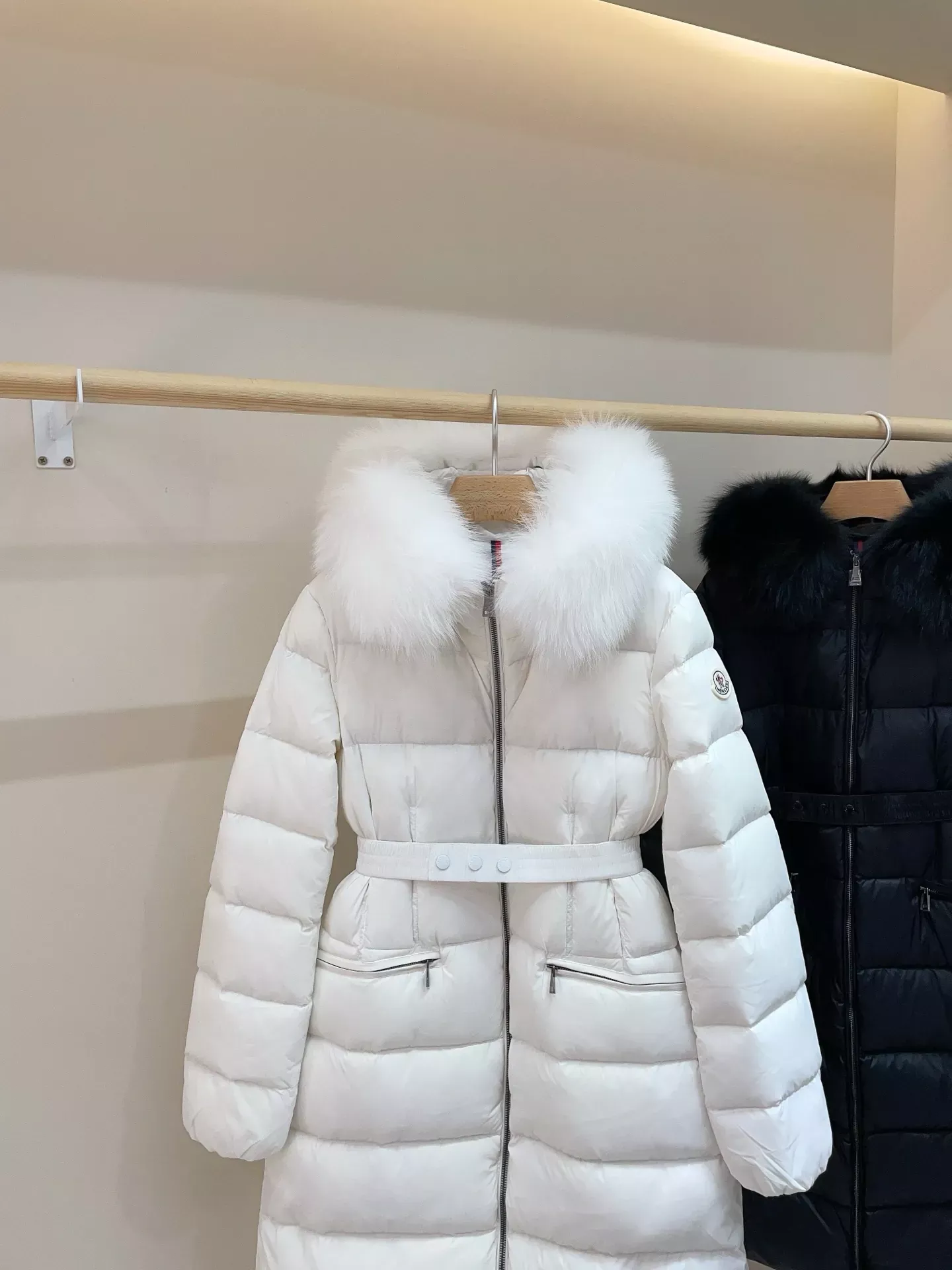 몽클레어 폭스 퍼 후드 벨트 여성용 롱 패딩 상세 이미지 3