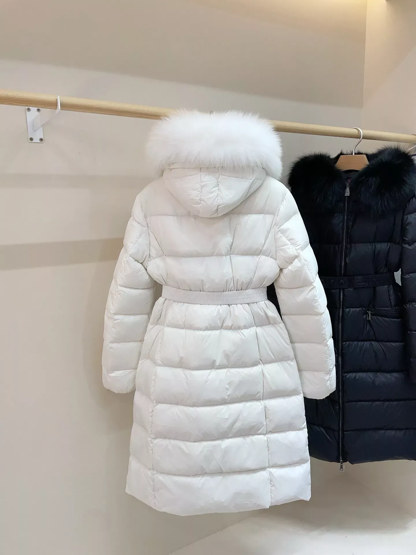 몽클레어 폭스 퍼 후드 벨트 여성용 롱 패딩 상세 이미지 4