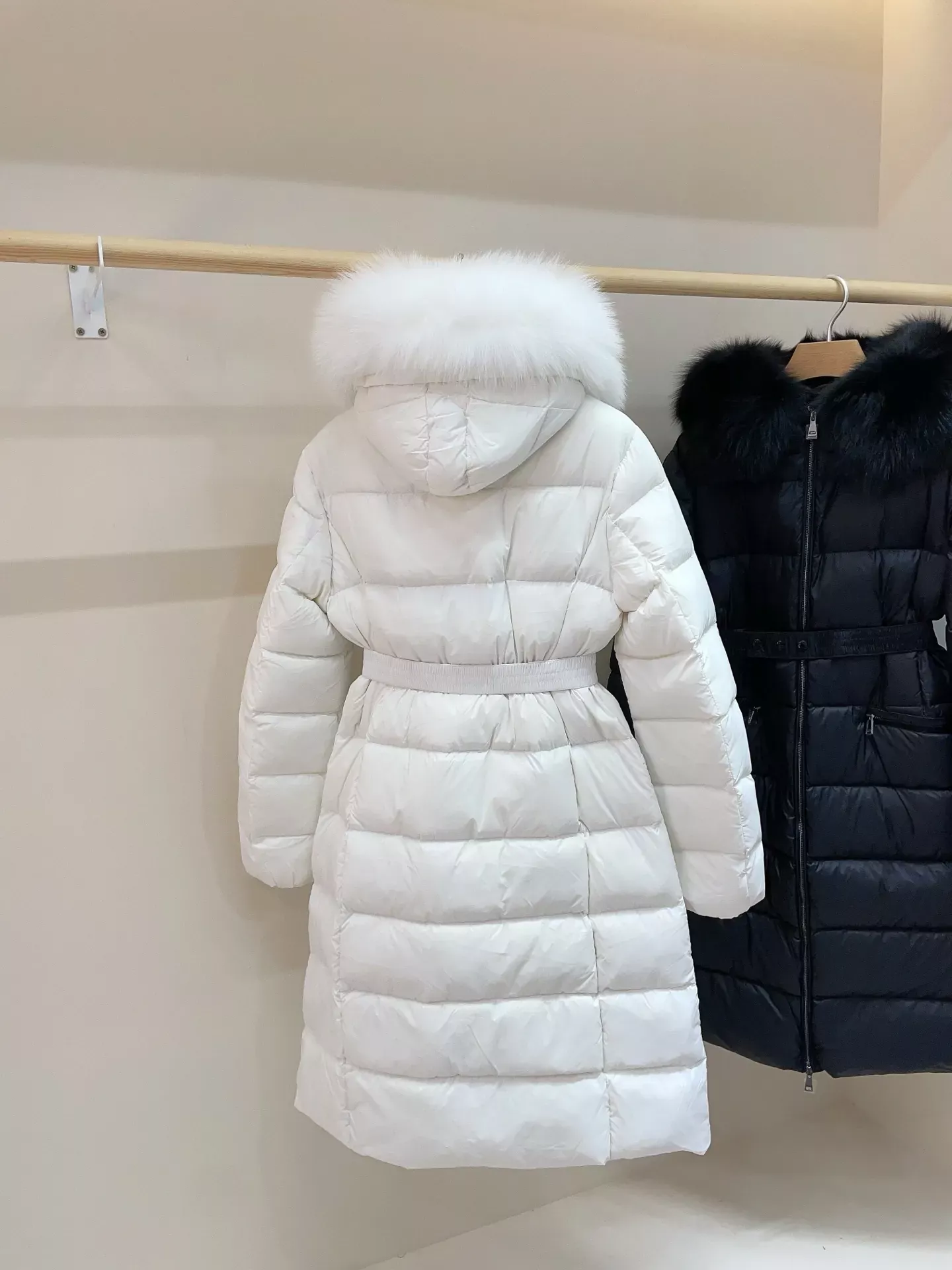 몽클레어 폭스 퍼 후드 벨트 여성용 롱 패딩 상세 이미지 5