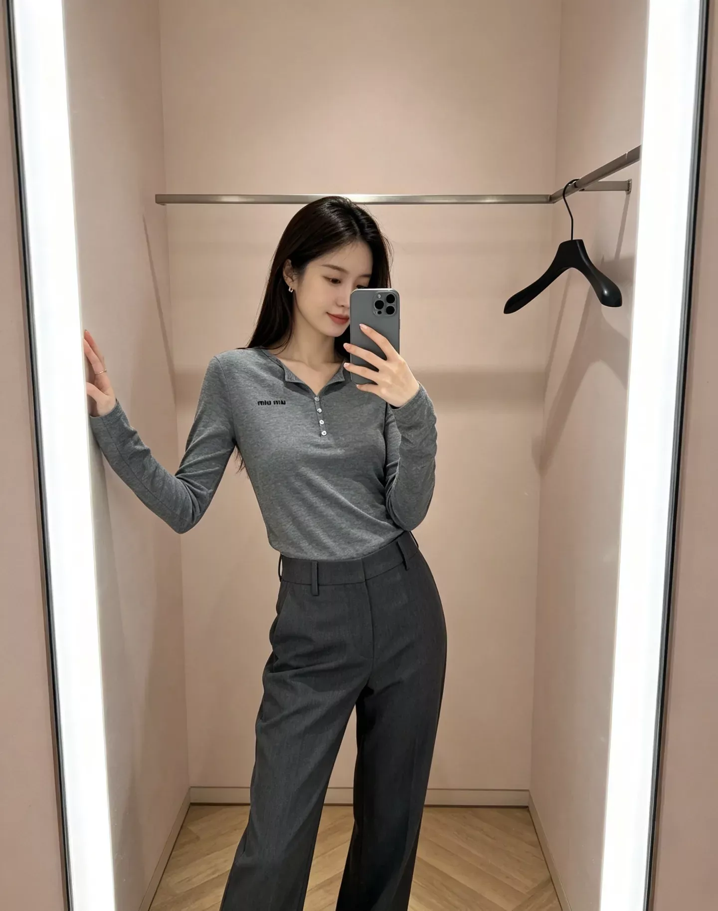 미우미우 헨리넥 슬림핏 여성용 긴소매 티셔츠 상세 이미지 29