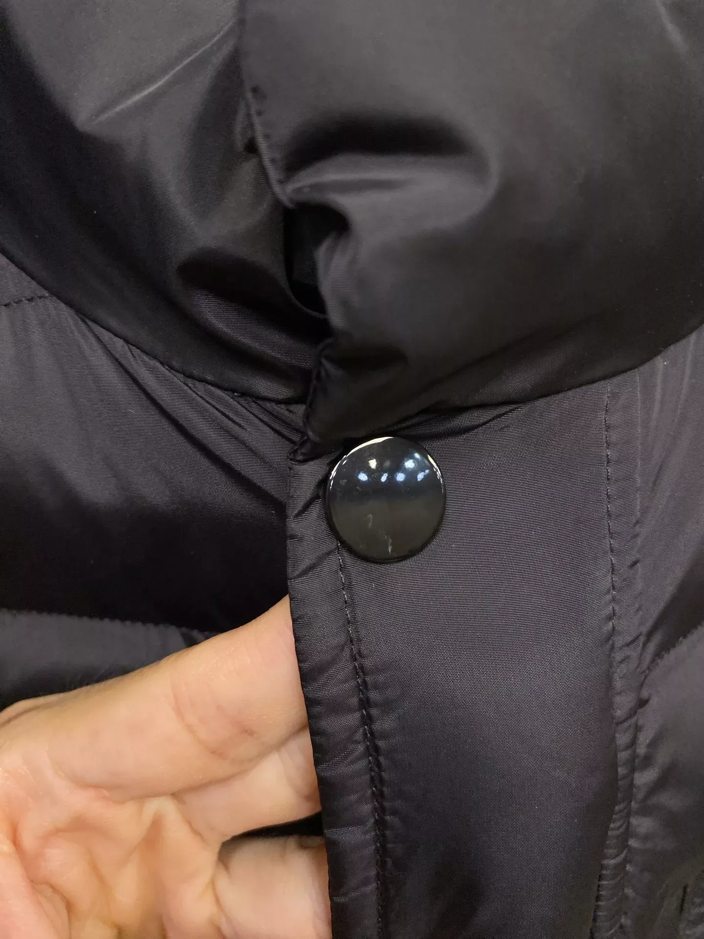프라다 삼각 로고 나일론 쇼트 패딩 상세 이미지 5