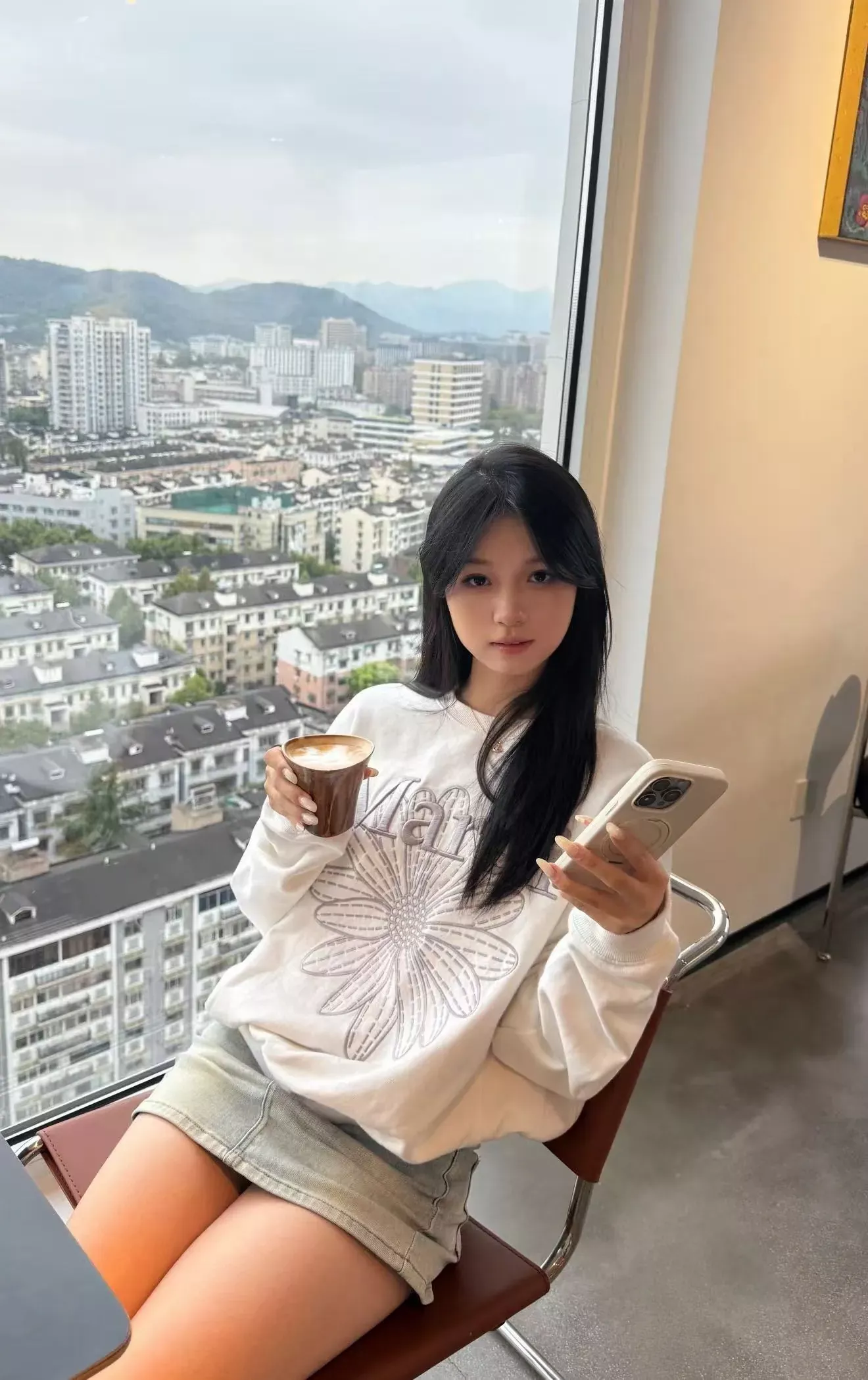 마르디 데이지 자수 루즈핏 여성용 맨투맨 티셔츠 상세 이미지 11