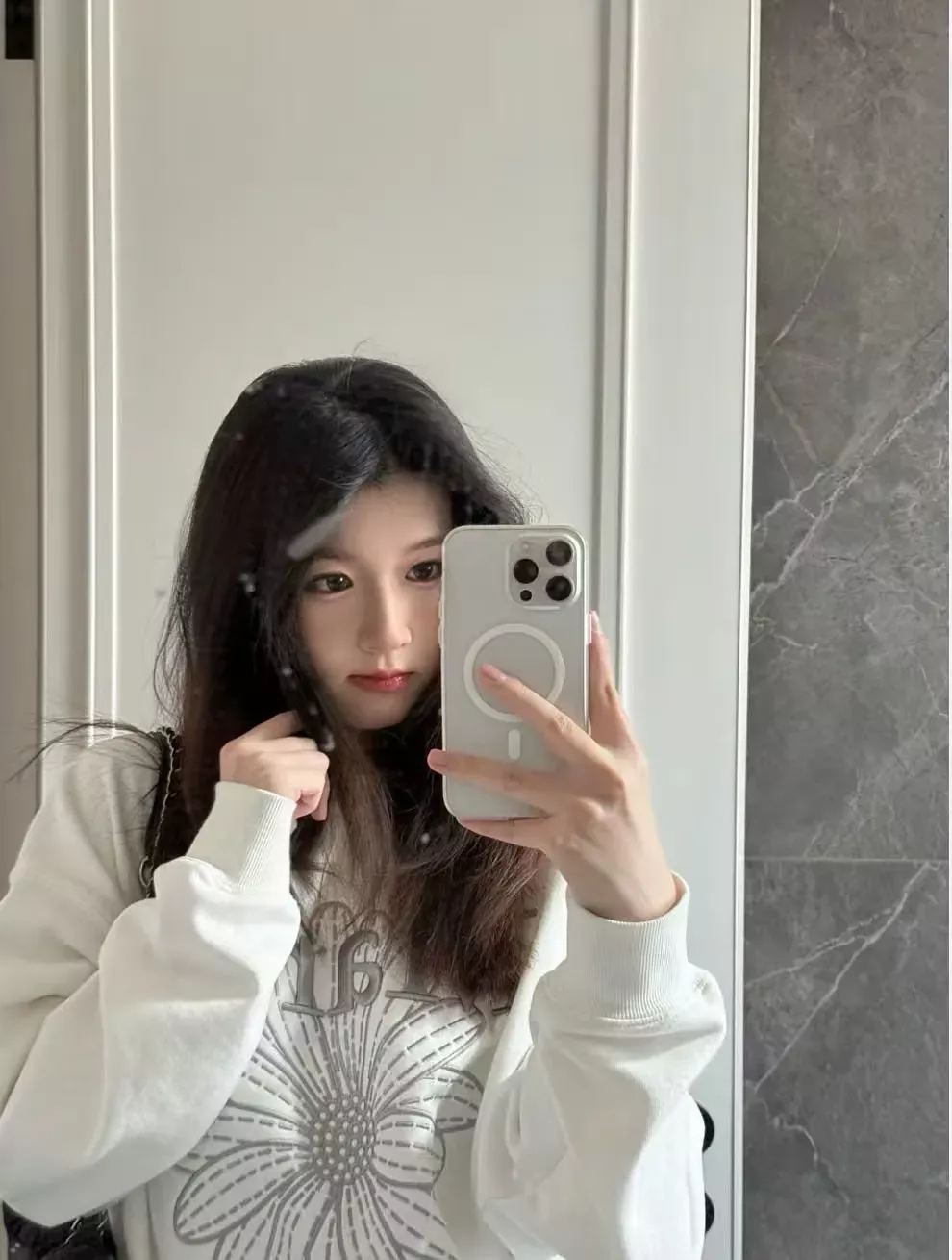 마르디 데이지 자수 루즈핏 여성용 맨투맨 티셔츠 상세 이미지 12