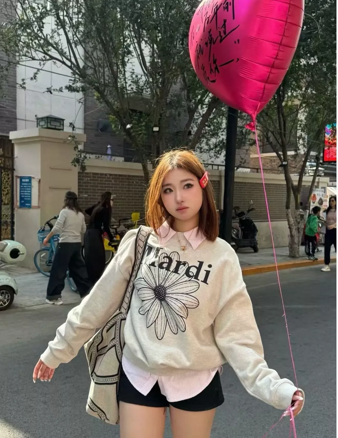 마르디 데이지 자수 여성용 맨투맨 티셔츠 상세 이미지 12