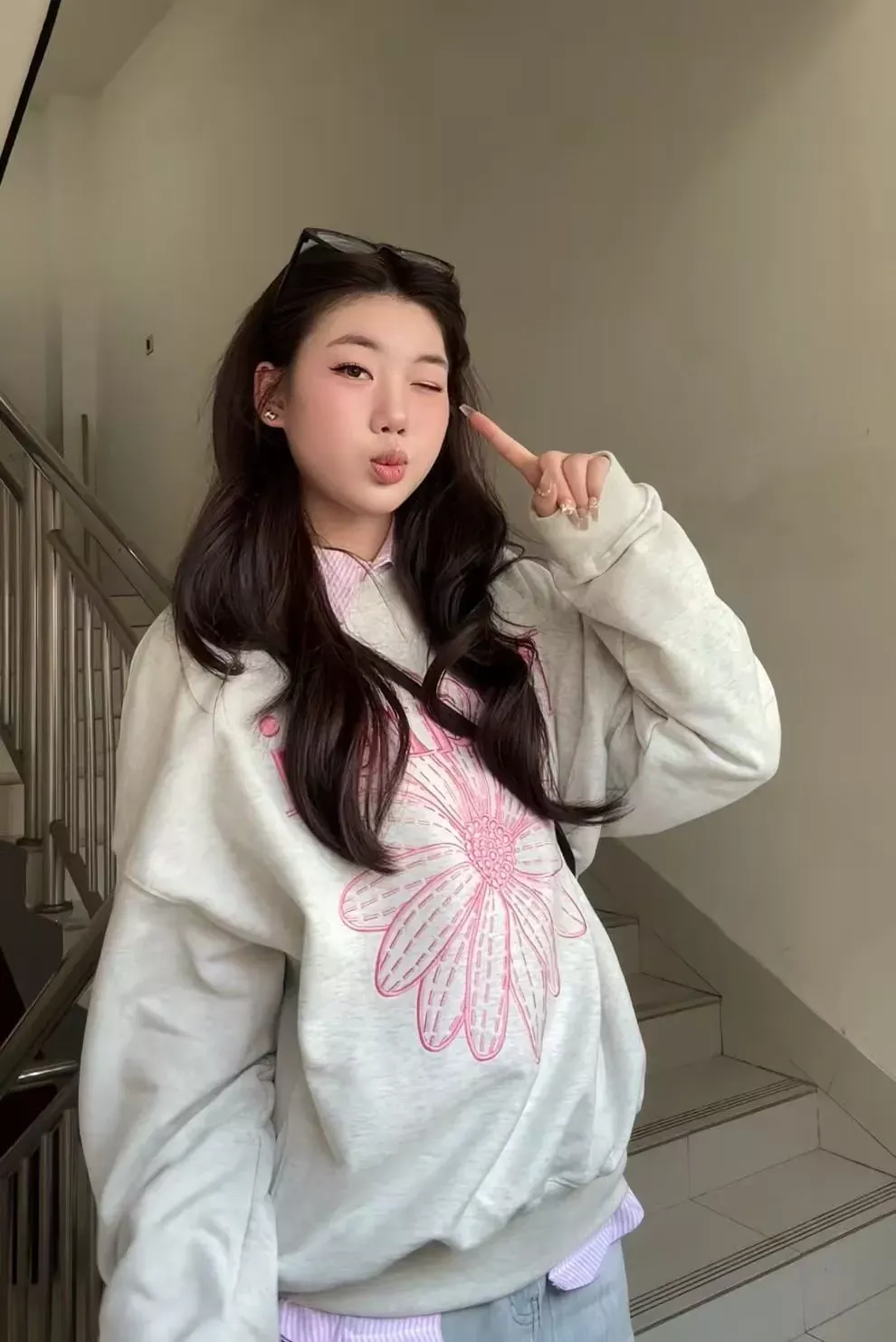 마르디 데이지 자수 긴소매 여성용 맨투맨 티셔츠 상세 이미지 15