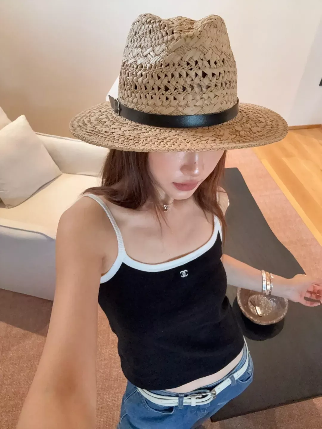 샤넬 배색 자수 로고 여성용 민소매 니트 상세 이미지 18