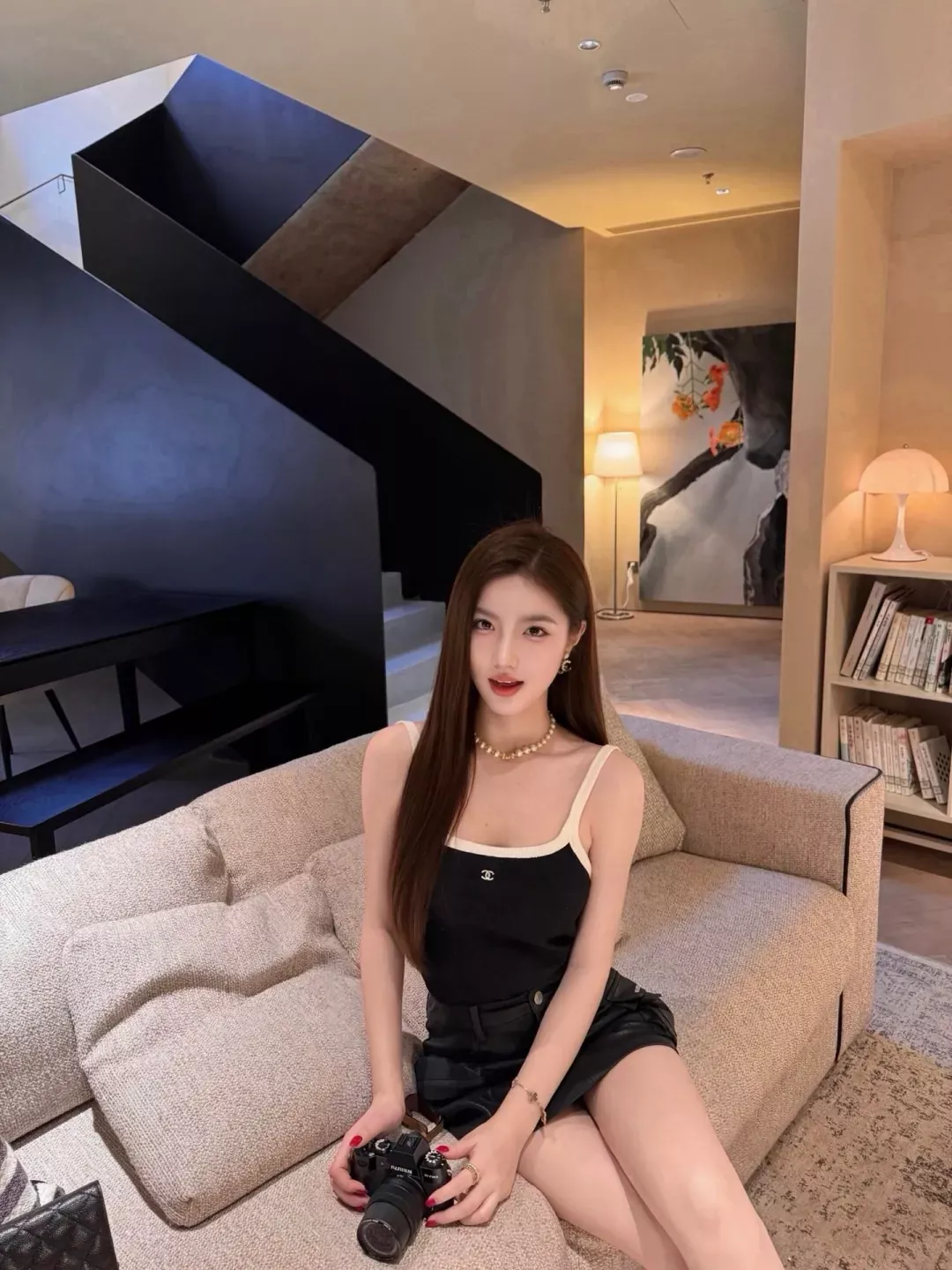 샤넬 배색 자수 로고 여성용 민소매 니트 상세 이미지 19