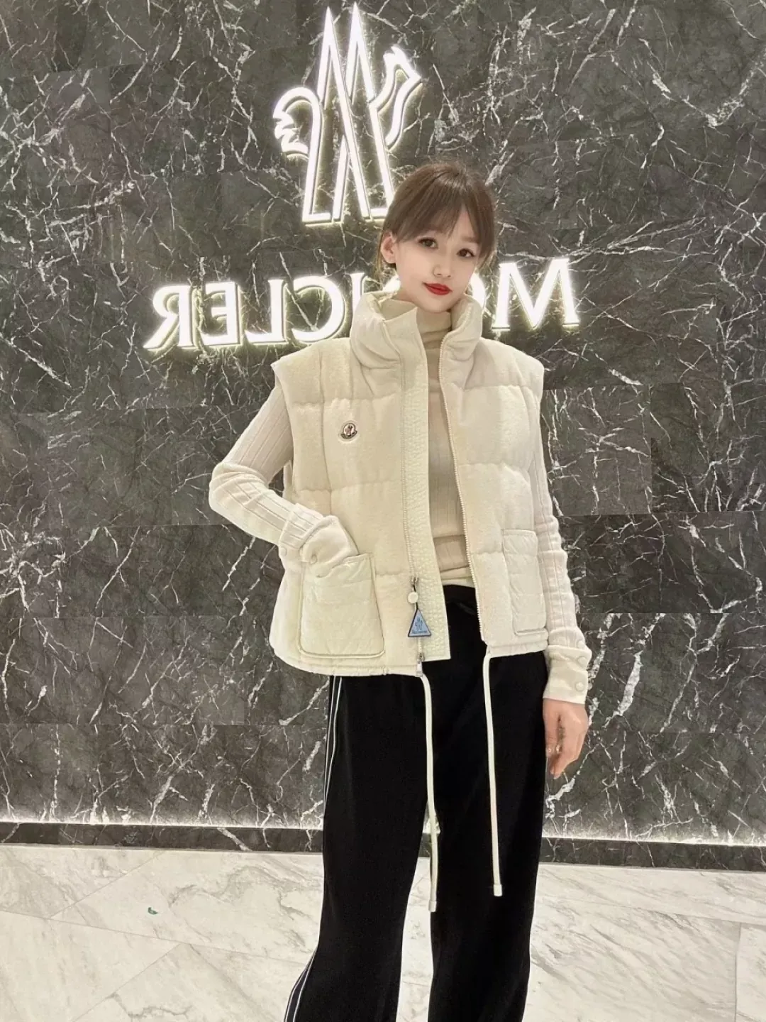몽클레어 테디 퍼 나일론 배색 여성용 패딩 조끼 상세 이미지 27