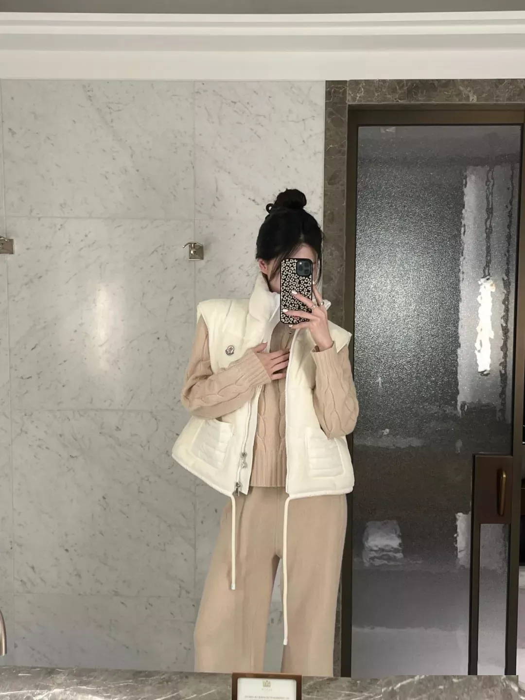 몽클레어 테디 퍼 나일론 배색 여성용 패딩 조끼 상세 이미지 30