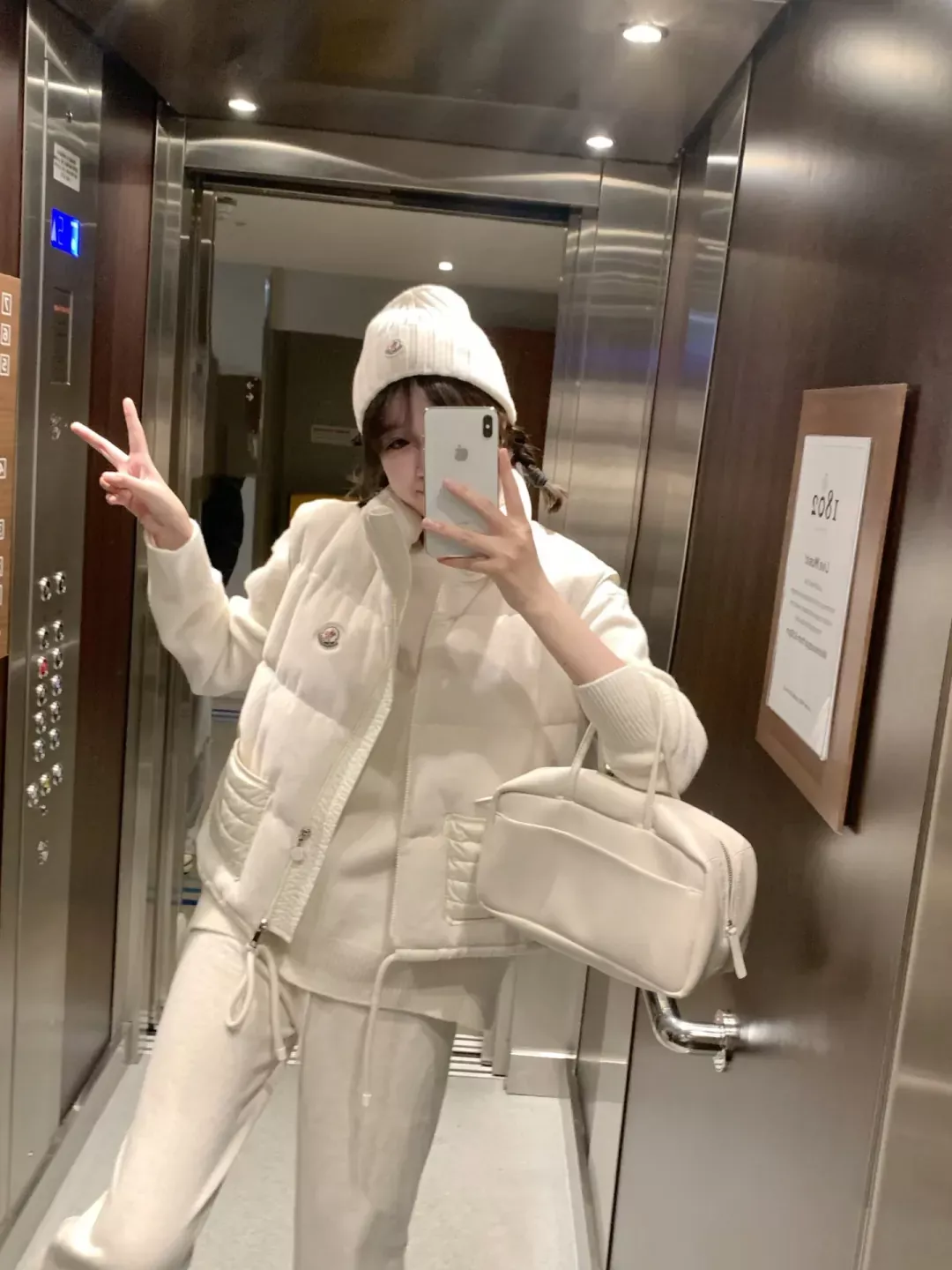 몽클레어 테디 퍼 나일론 배색 여성용 패딩 조끼 상세 이미지 31