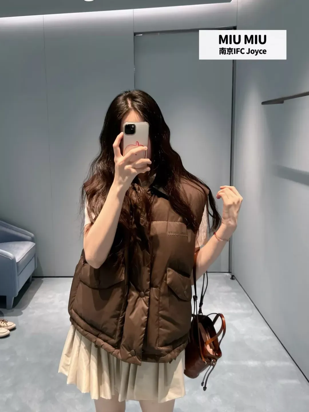 미우미우 배색 양가죽 카라 여성용 패딩 조끼 상세 이미지 22