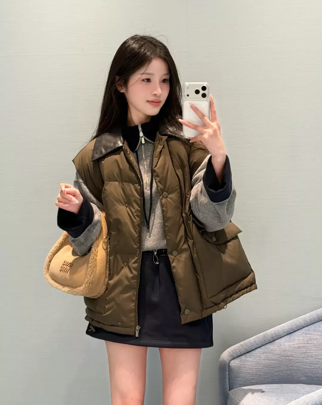 미우미우 배색 양가죽 카라 여성용 패딩 조끼 상세 이미지 25