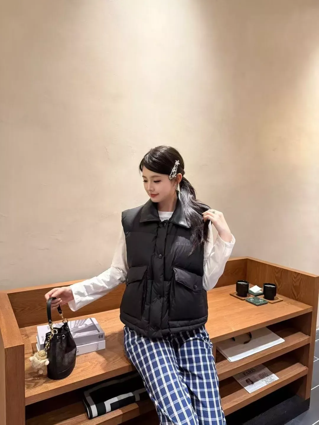 미우미우 배색 양가죽 카라 여성용 패딩 조끼 상세 이미지 27