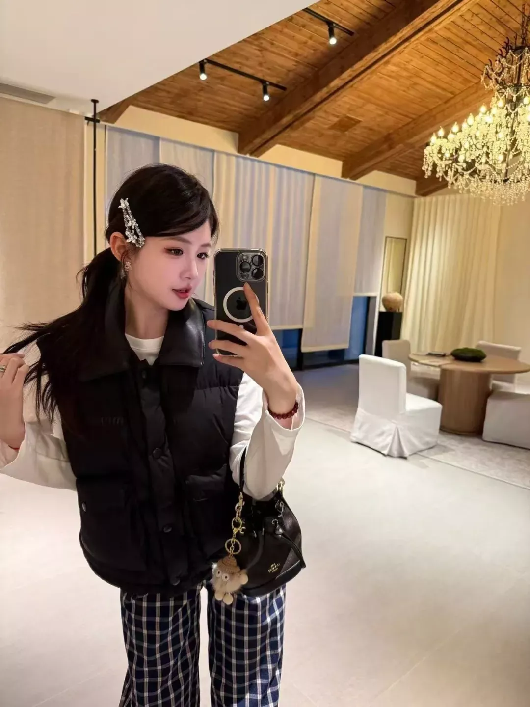 미우미우 배색 양가죽 카라 여성용 패딩 조끼 상세 이미지 28