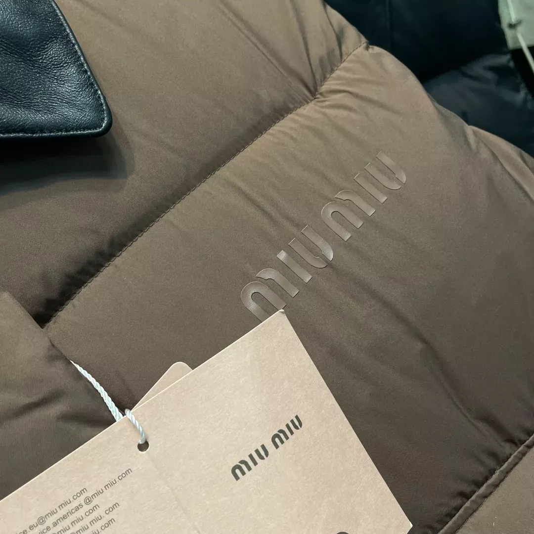 미우미우 배색 양가죽 카라 여성용 패딩 조끼 상세 이미지 5