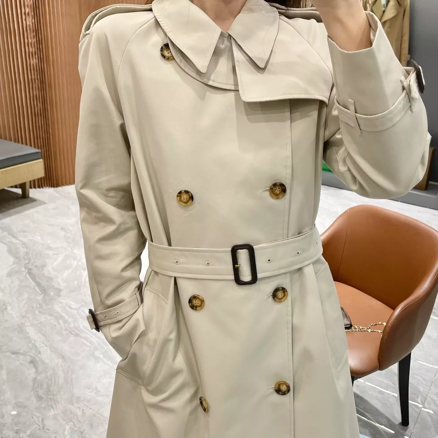 버버리 개버딘 더블버튼 여성용 롱 코트 상세 이미지 31