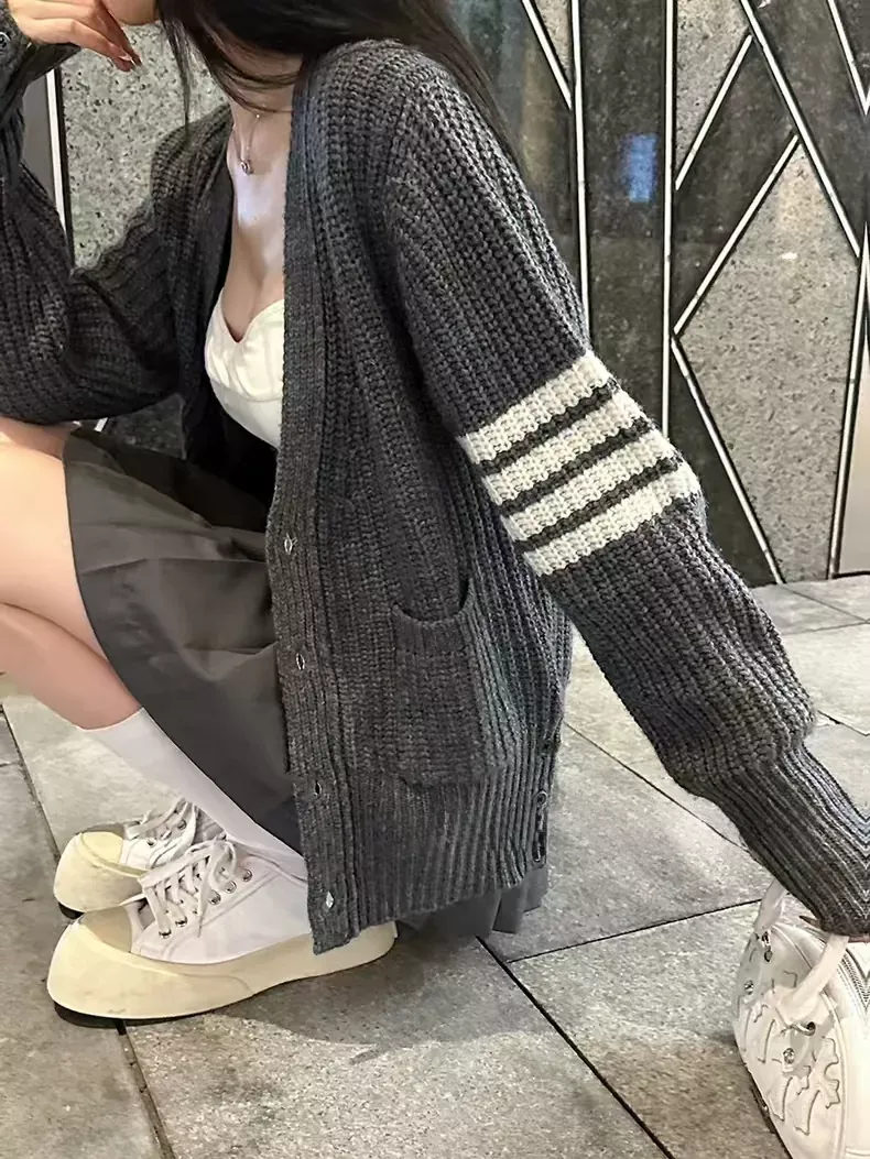 톰브라운 두꺼운 울 루즈핏 남녀공용 긴소매 가디건 상세 이미지 45